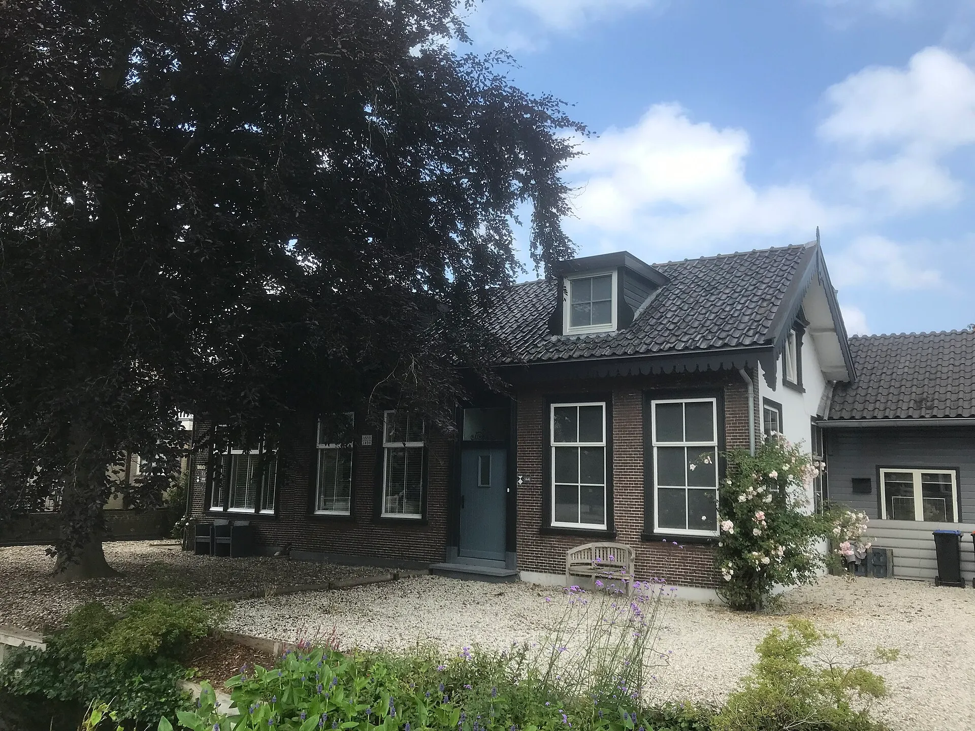 Het voormalige gemeentesecretarie annex postkantoor aan de A.H. Kooistraat in Nieuwveen.