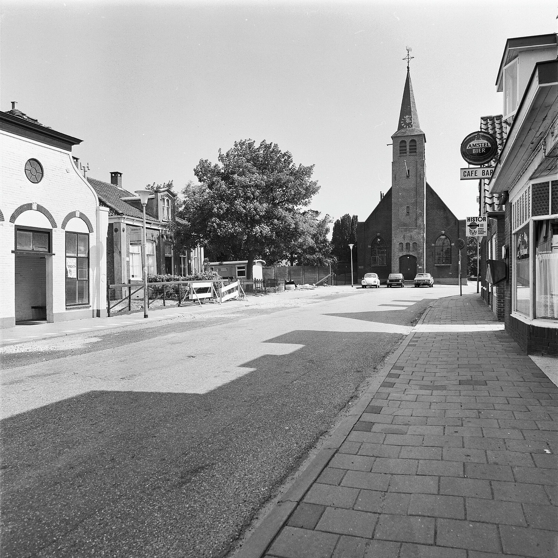 De Hervormde kerk aan de Kerkstraat in Nieuwveen, gefotografeerd in 1974.